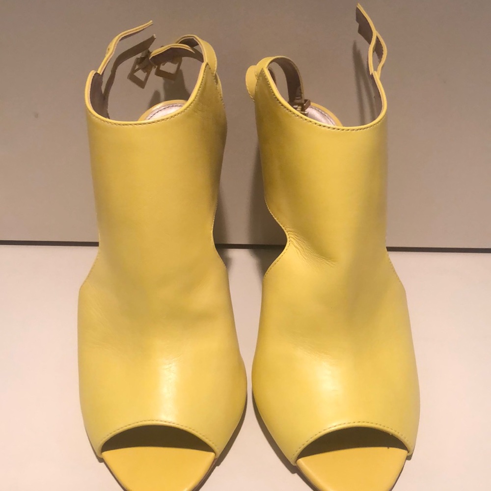 Yellow wedges size 8